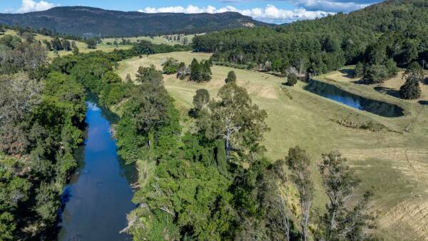 Privately positioned Spiller Road Farm complete with river frontage | Video